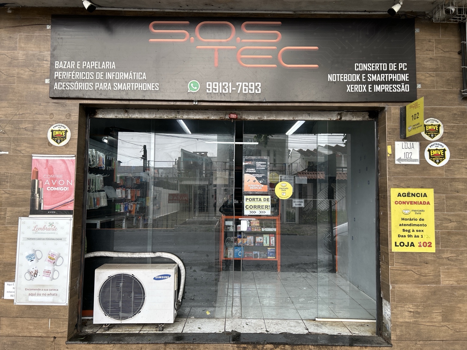 Fachada da SOS Tec e entrada da loja 102